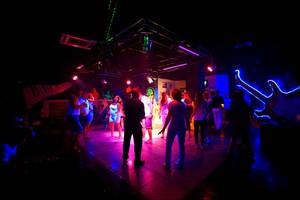 Party im Selectum Family Comfort Side Hotel mit bunten Lichtern und tanzenden Gästen.
