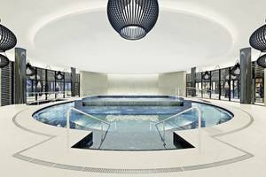 Innenpool des Sofitel Agadir Thalassa Sea & Spa mit moderner Architektur und Wasserfällen.