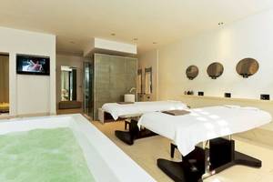 Massageraum im Sofitel Agadir Thalassa Sea & Spa mit Whirlpool und zwei Massagetischen.
