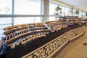 Buffet mit einer Vielzahl von Desserts im Voyage Torba Hotel.
