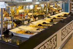 Buffet-Tisch im Voyage Torba Hotel mit verschiedenen Speisen und Salaten.