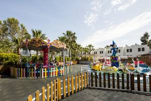 Spielplatz im Voyage Torba Hotel mit Karussell und anderen Fahrattraktionen