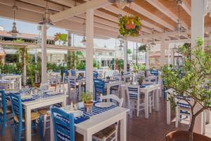 Restaurantterrasse im Napa Plaza Hotel mit blau-weiß gestreiften Stühlen und Tischen.