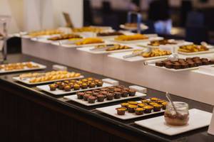 Desserts im Napa Plaza Hotel, auf einer langen Tafel serviert.