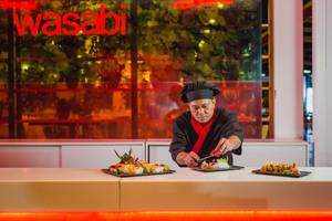 Koch bei Napa Plaza im Wasabi, der Gerichte zubereitet