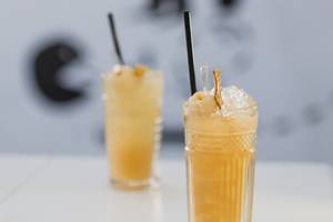 Zwei Cocktails im Napa Plaza Hotel mit Strohhalmen und Eiswürfeln auf einem Tisch