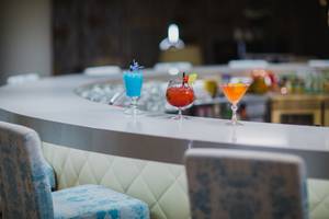 Drei Cocktails auf einer Bar im Napa Plaza Hotel.