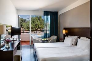 Zimmer im Napa Plaza Hotel mit Blick auf einen Balkon und Außenbereich.