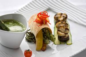 Gemüsegericht mit Spargel, Tomaten und Pilzen auf einem weißen Teller im Terrace Elite Resort.