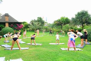 Yoga Kurs im Garten des Selectum Family Comfort Side Hotel.