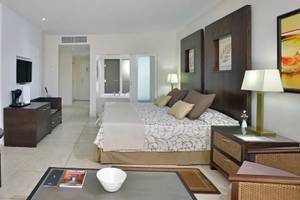 Hotelzimmer im Paradisus Princesa del Mar Resort & Spa mit Bett, Schreibtisch, Fernseher und Badezimmer