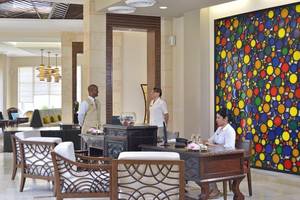 Empfangsbereich des Paradisus Princesa del Mar Resort mit buntem Wandbild
