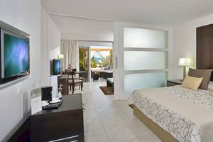 Hotelzimmer im Paradisus Princesa del Mar Resort & Spa mit bequemem Bett und modernen Möbeln.