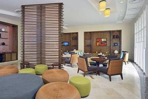 Lounge-Bereich im Paradisus Princesa del Mar Resort & Spa mit Möbeln und Dekoration.