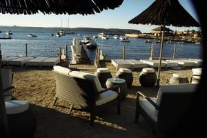 Außenbereich des LABRANDA Riviera Hotel & Spa mit Strandlounge-Sitzmöbeln und einem Schirm