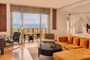 Innenansicht einer Suite im Jetwing Sea Hotel mit Blick auf den Ozean
