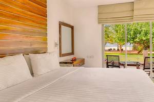 Schlafzimmer im Jetwing Sea Hotel mit Blick auf den Strand