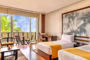 Zimmer im Jetwing Sea Hotel mit Blick auf den Balkon und das Meer.