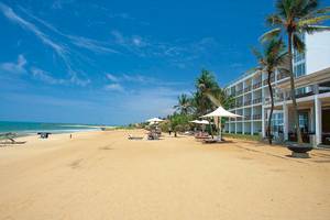 Strand vor dem Jetwing Sea Hotel mit Liegen und Sonnenschirmen