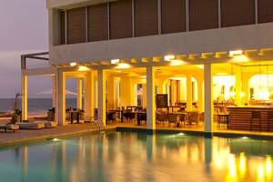 Abendansicht des Jetwing Sea Hotels mit Pool und Meerblick.