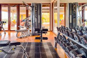 Fitnesscenter im Jetwing Sea Hotel mit diversen Geräten und Hanteln.