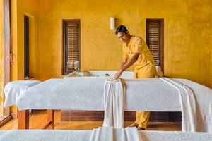 Massage-Therapeut im Hotel Jetwing Sea bereitet die Behandlungsliegen vor.