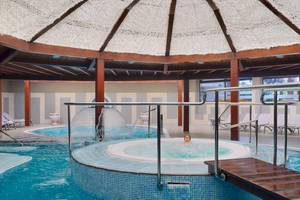 Person im Innenpool des H10 Conquistador Hotels