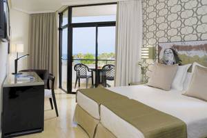 Hotelzimmer im H10 Conquistador mit Blick auf das Meer und einem Balkon.