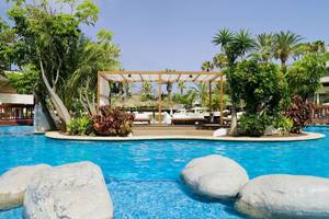 Pool des H10 Conquistador Hotels mit einer Gazebo und Palmen