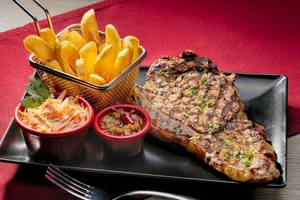 Teller mit Steak, Kartoffeln und Saucen im H10 Conquistador