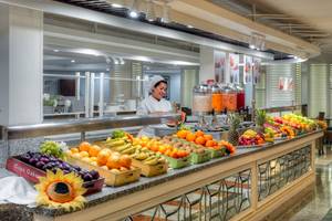 Buffet im H10 Conquistador mit verschiedenen Früchten und Getränken.