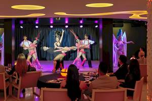 Hotel H10 Conquistador mit einer Bühnenshow, bei der Tänzer eine Choreografie aufführen.