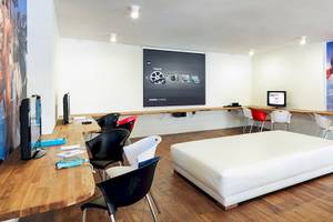 Spielzimmer im H10 Conquistador Hotel mit Computern, Sofas und Comic-Wand