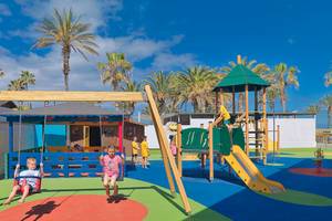 Kinderspielplatz im Freien im H10 Conquistador Hotel mit Schaukeln, Rutsche und Spielgeräten