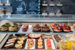 Pâtisserie-Display im Ramla Bay Resort mit verschiedenen Desserts und Konditoreiwaren.
