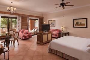 Hotelzimmer im Sheraton Fuerteventura Beach, Golf & Spa Resort mit Bett, Fernseher und Tisch.