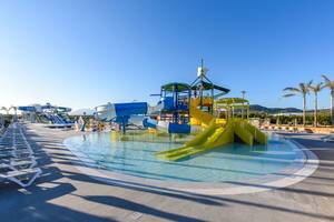 Wasserrutschen im Stella Palace Resort & Spa mit blauem und gelbem Wasser