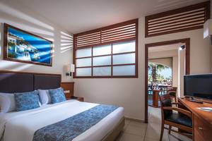 Hotelzimmer im Stella Palace Resort & Spa mit Bett, Schreibtisch, Fernseher und Balkon