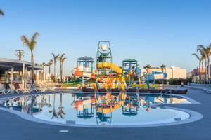 Wasserpark im Stella Palace Resort & Spa mit verschiedenen Rutschen und Wasserspielen.