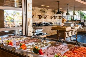 Frühstücksbuffet im Stella Palace Resort & Spa mit verschiedenen Gerichten und Speisen.