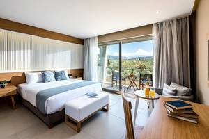 Stella Palace Resort & Spa Hotelzimmer mit Doppelbett, Balkon und Bergblick.