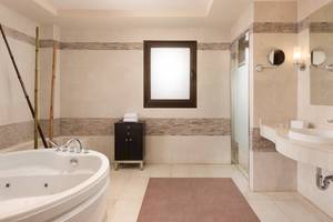 Badezimmer im Sheraton Fuerteventura Beach, Golf & Spa Resort mit Badewanne, Fenster und Dekor.