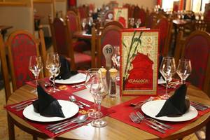 Restauranttisch im J'adore Deluxe Hotel & Spa mit roten Tischdecken und Platzkarten