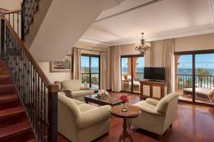 Innenansicht eines Strandhotels mit Wohnzimmer und Meerblick