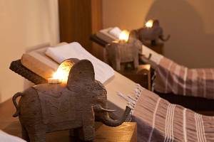 Massage-Lounge im Paloma Oceana Hotel mit Elefanten-Lampen und weichen Handtüchern.