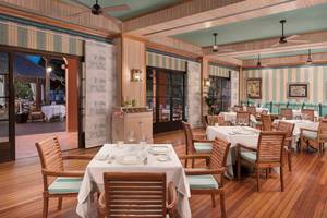 Innenbereich des Sheraton Fuerteventura Beach, Golf & Spa Resorts mit gedeckten Tischen und Stühlen.