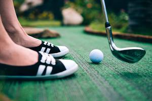Besucher auf Mini-Golf-Kurs im Paloma Oceana Hotel