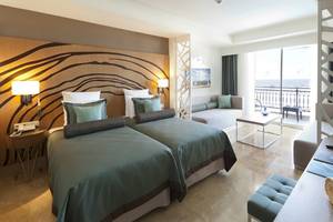 Doppelzimmer im Paloma Oceana Hotel mit zwei Betten, Meerblick und Balkon.
