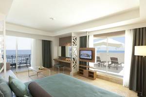Hotelzimmer im Paloma Oceana mit Blick auf das Meer von einem Balkon aus.