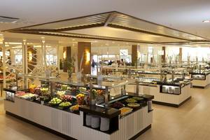 Buffetbereich im Paloma Oceana Hotel mit verschiedenen Obst- und Gemüsesorten.